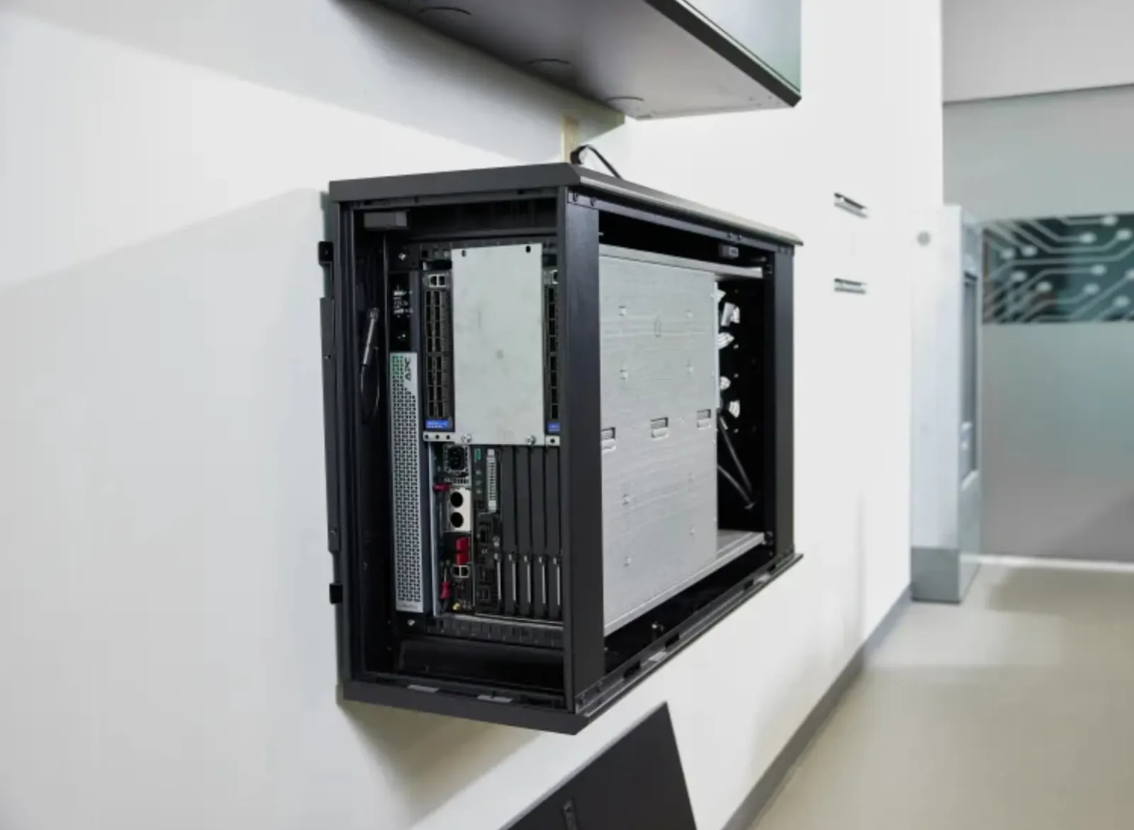 კედლის კარადა NetShelter WX 6U Low-Profile Wall Mount Enclosure 230V Fans with Caster Kit