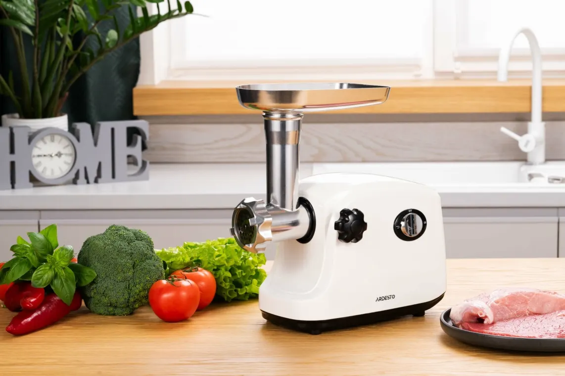 ARDESTO Meat grinder , 1600W, 1.6kg/min, 3 cutting plates, sausages nozzle, plastik, white