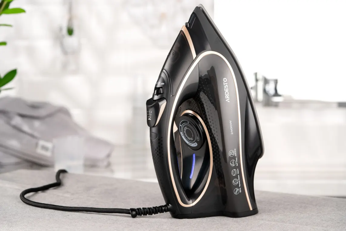 უთო Ardesto Iron Ardesto IR-B2235, 2400W, 450ml, steam boost, ceramic soleplate, black-gold