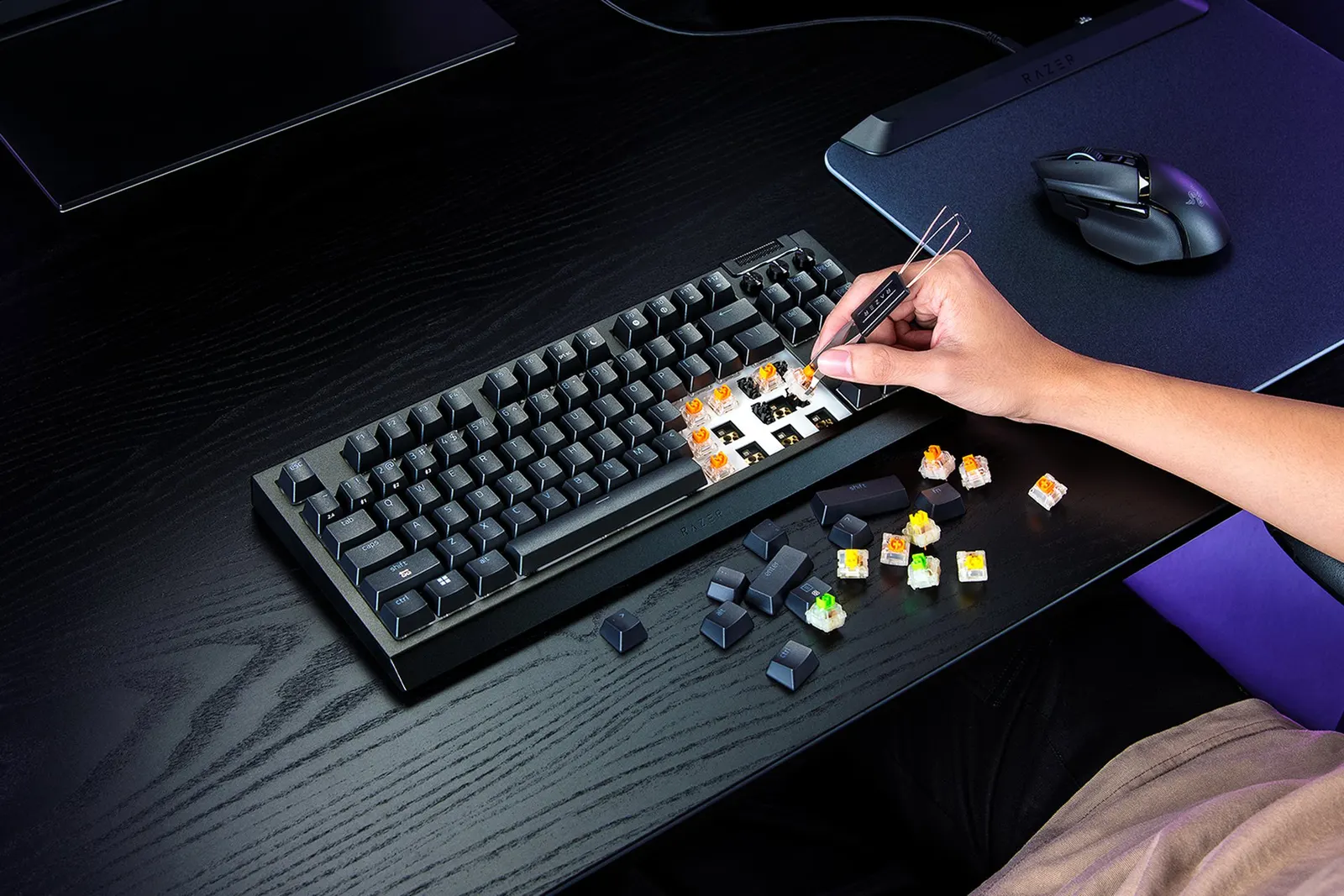 Razer Keyboard mechanical BlackWidow V4 TKL HyperSpeed, 87key, Orange Switch Gen-3, USB-A/WL/BT, EN, RGB, black