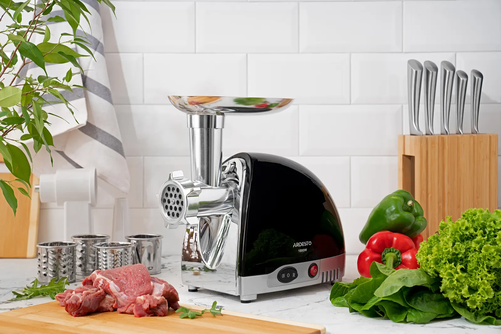 ხორცსაკეპი მანქანა Ardesto meat grinder, 1800W, 2kg/min, 3 cutting plates, sausages nozzle, 4 vegetable slicer, plastik, black-silver