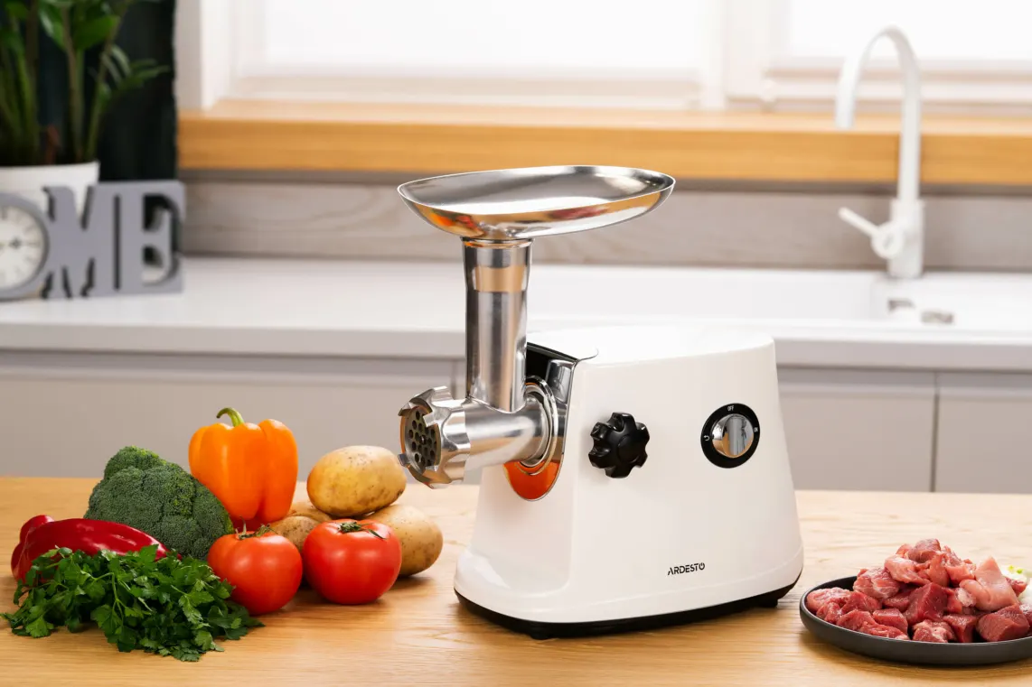 ხორცსაკეპი მანქანა Ardesto meat grinder, 1600W, 1.6kg/min, 3 cutting plates, sausages nozzle, 3 vegetable slicer, plastik, black-silver