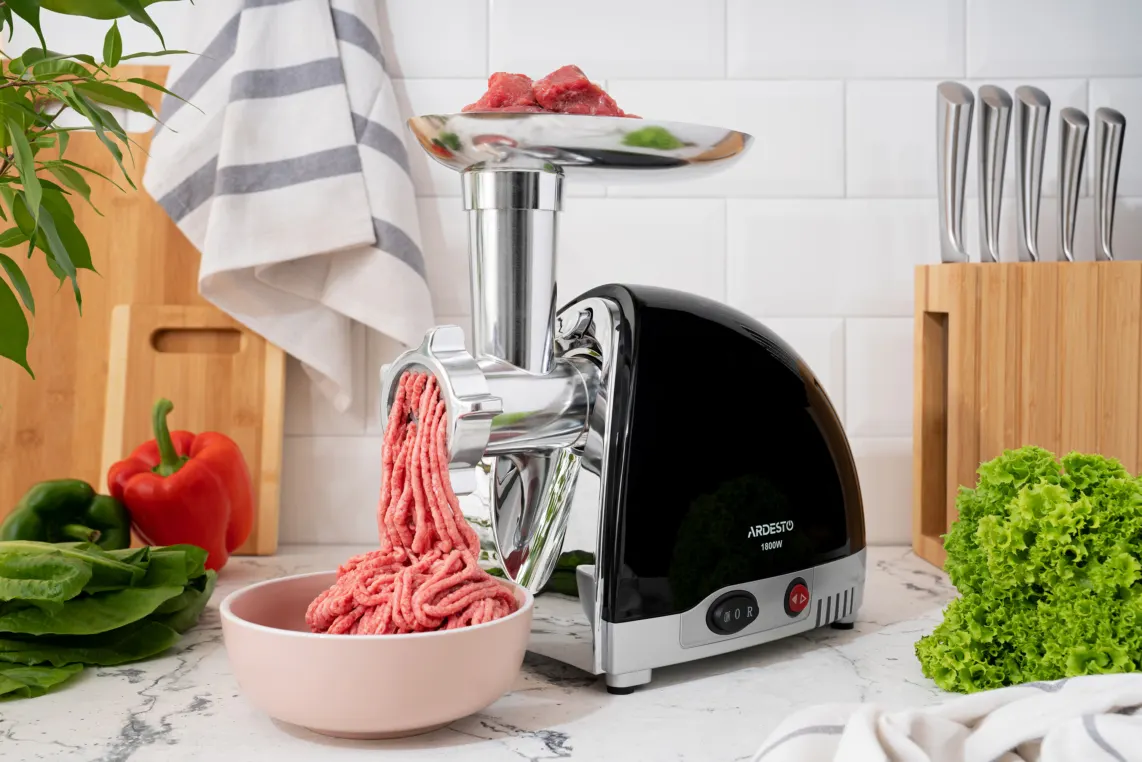 ხორცსაკეპი მანქანა Ardesto meat grinder, 1800W, 2kg/min, 3 cutting plates, sausages nozzle, 4 vegetable slicer, plastik, black-silver