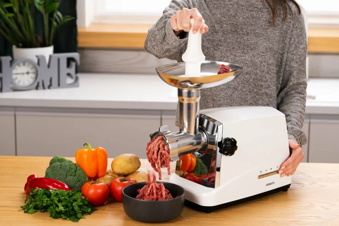ARDESTO Meat grinder , 1750W, 2kg/min, 3 cutting plates, sausages nozzle, 4 veg.slicer, plastik, white-silver